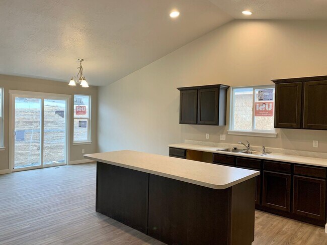 Building Photo - BEAUTIFUL LAKE POINT RAMBLER AVAILABLE July 8th!