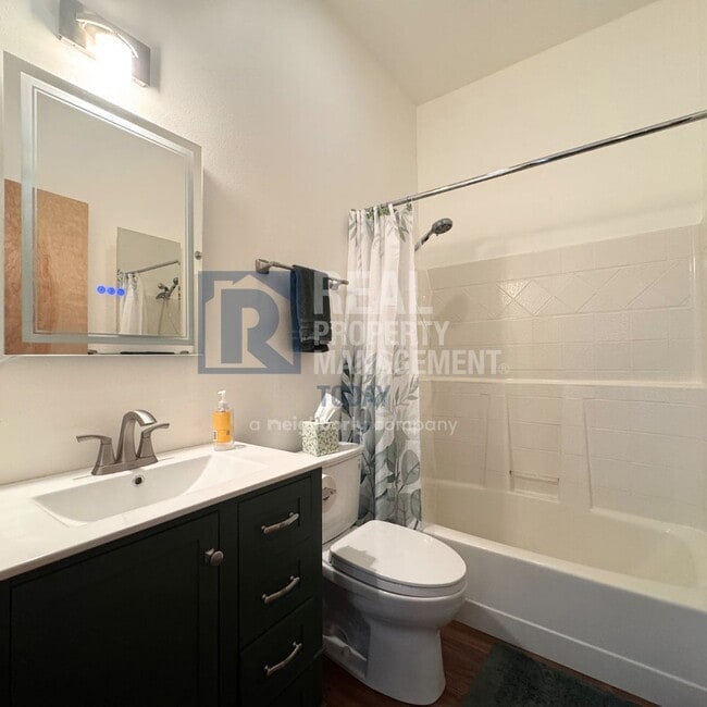 Building Photo - Fully Furnished Pioneer Park Condo!