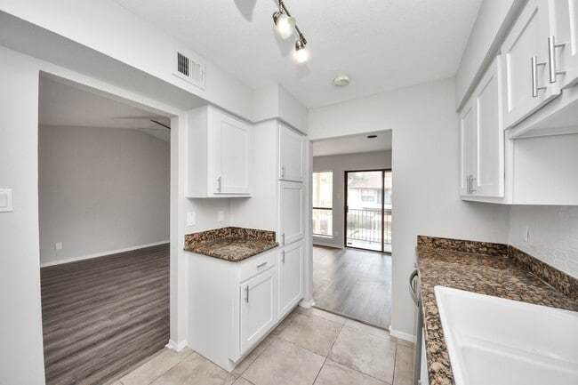 Building Photo - 1818 Augusta Dr