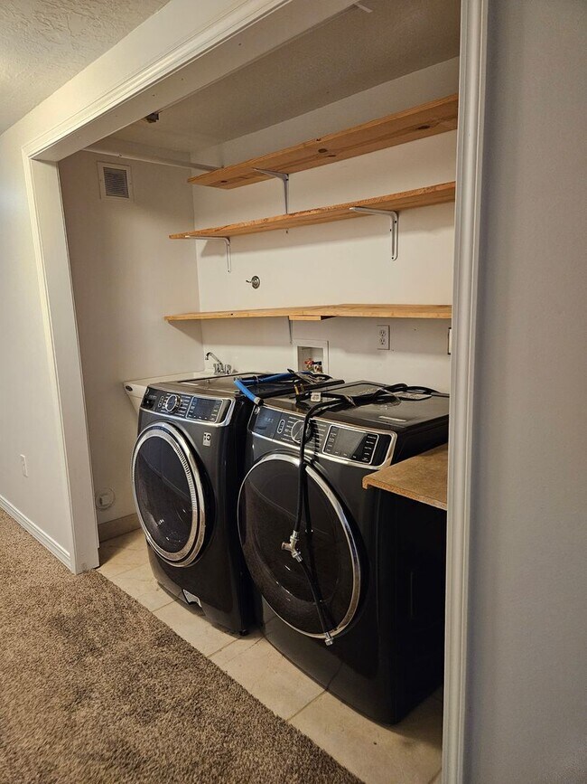 Building Photo - Beautiful 3 Bedroom/2 Bathroom in Bountiful
