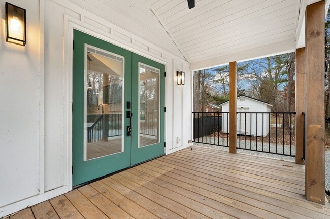 Building Photo - Beautiful 2 bed/1.5 bath with large fenced yard and separate office!