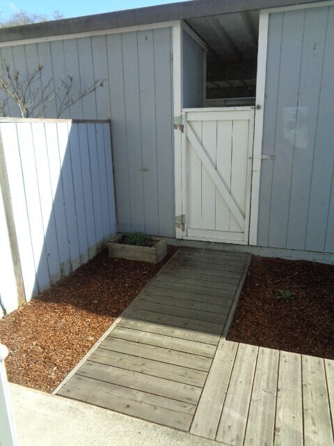 Building Photo - Beautiful 3 Bedroom, 1.5 Bath Townhome Available now!