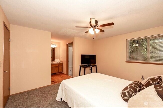 Master bedroom - 4100 Songbird Ln NW