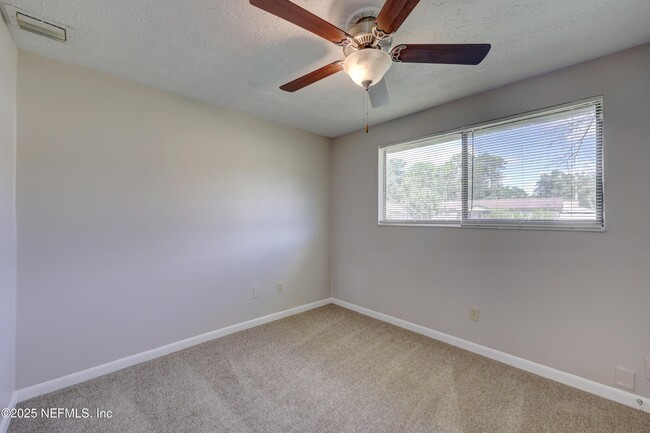Building Photo - 4150 Lazy Hollow Ln N
