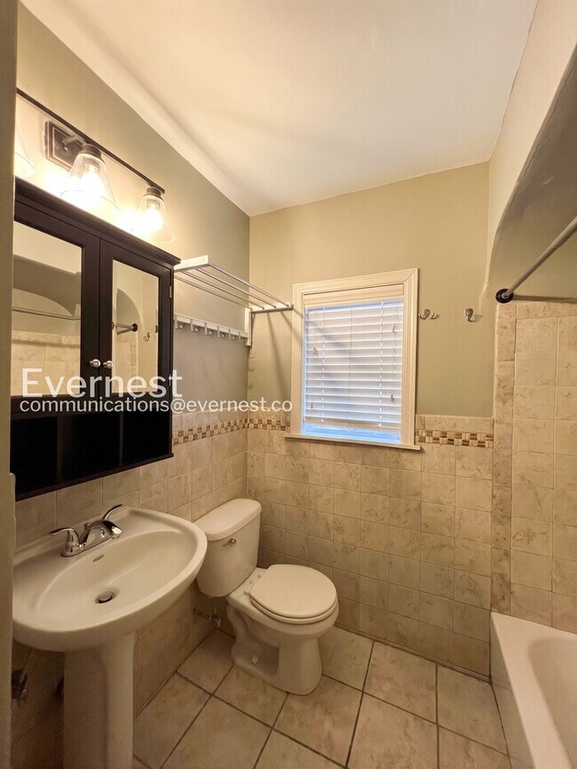 Building Photo - 5 Bed/4 Bath Home with Fenced Yard / Available Now!