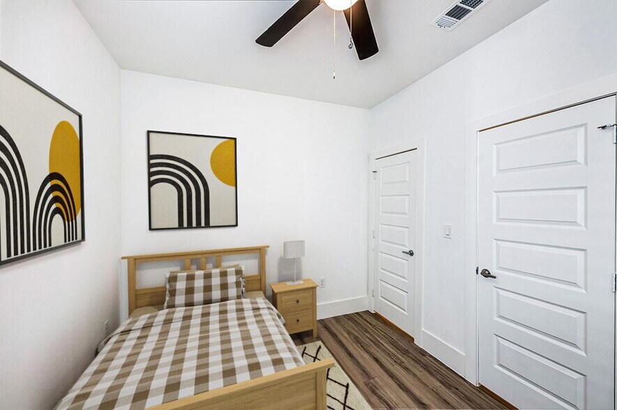 Building Photo - Modern Munger Place townhome with city sky...