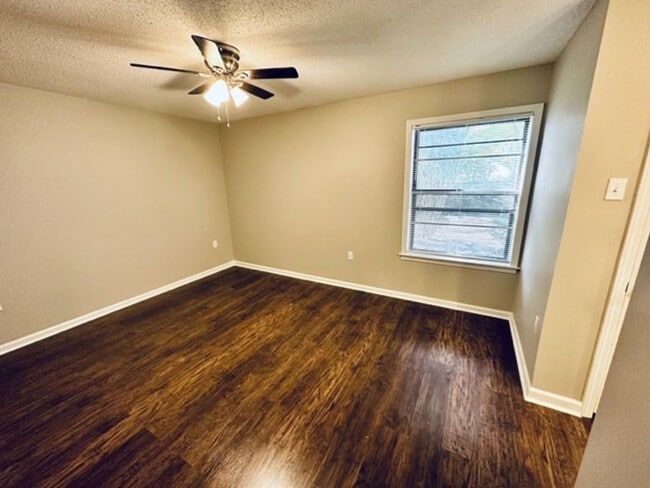 Building Photo - 3 bedroom, 2 bath near Whitten and Elmore with update bathrooms