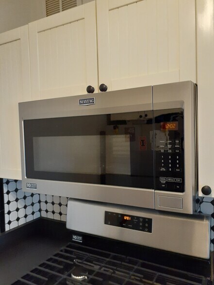 Microwave - 6101 N Sheridan Rd