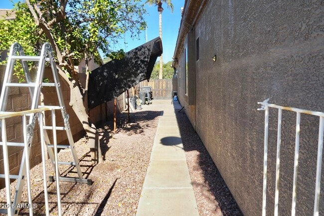 Building Photo - 571 W Locust Dr.