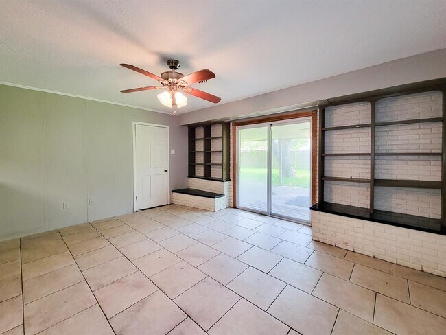 Building Photo - 1703 Raintree Dr