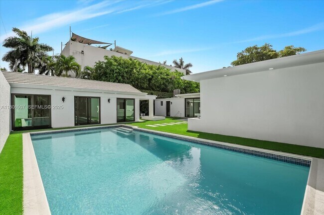 Building Photo - 112 E 1st Ct