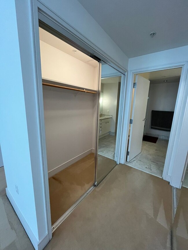 Building Photo - Experience upscale living in Downtown San Diego with great views. This is a must see!