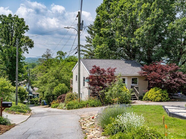 Building Photo - Asheville Rental!