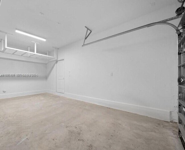 Building Photo - 701 SE 14th Ct