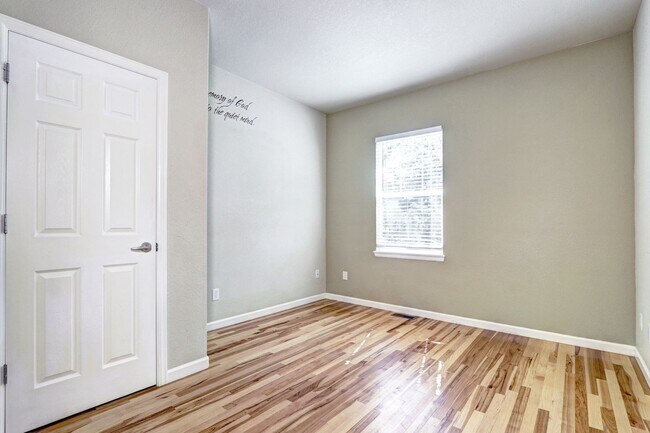 Building Photo - The Meadows townhome 3 bed 2 bath, in Morgan's Run Community!