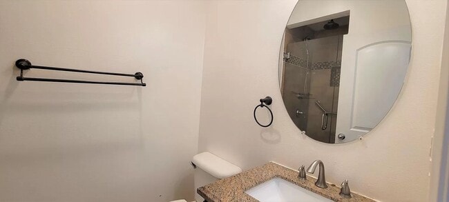 Building Photo - Hidden gem in prestigious community of Palm Desert - Convineant to access from everywhere.