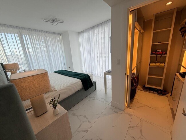 Building Photo - 475 Brickell Ave
