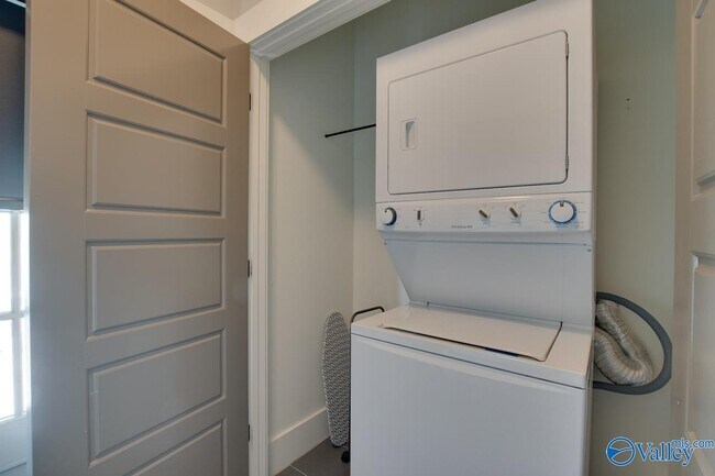 Building Photo - 32 Hillcrest Ave NW