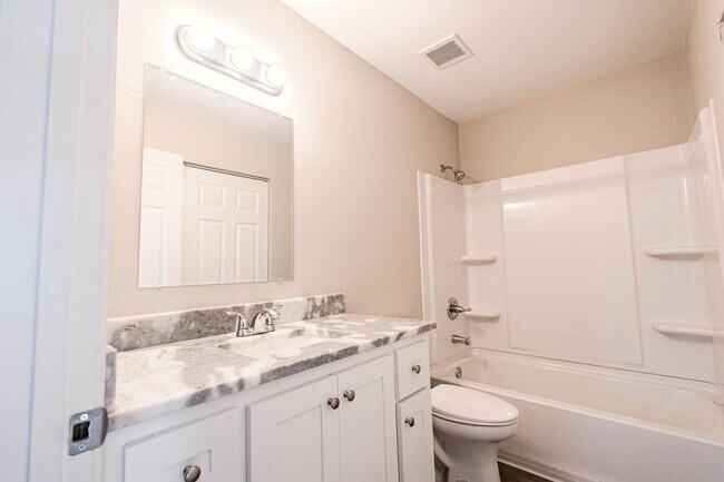 Building Photo - Renovated 2 bed/ 1 bath!