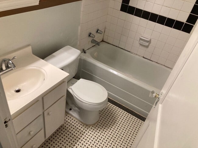 Building Photo - PRE-LEASING FOR AUGUST 2026! Walkable to C...