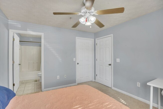 Building Photo - Southern Edge Condo Just Steps from Campus