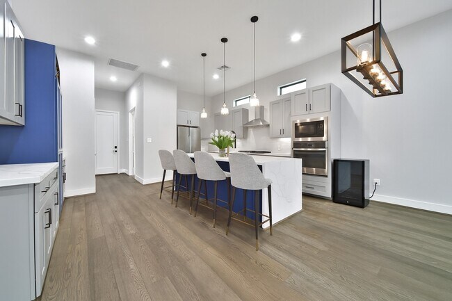 Building Photo - 1212 E 29th St