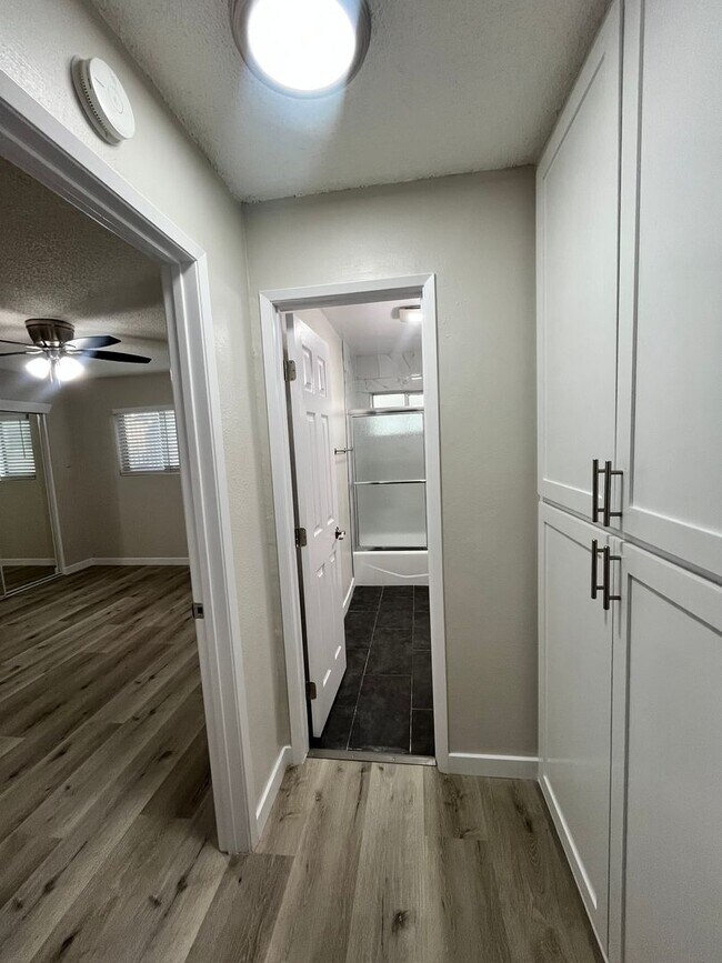 Building Photo - SPACIOUS 1 BEDROOM 1 BATH DOWNSTAIRS