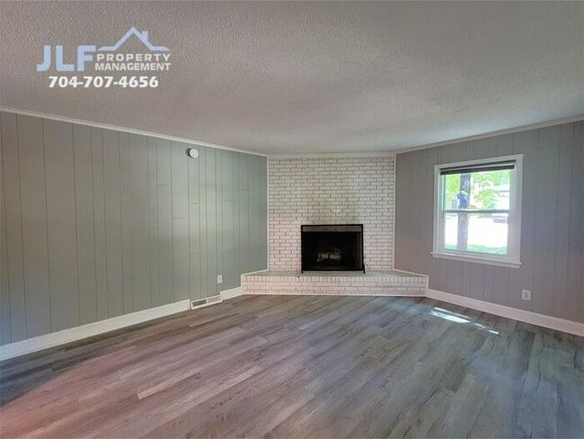 Building Photo - Spacious 3 Bed/2.5 Bath Duplex With Basement.
