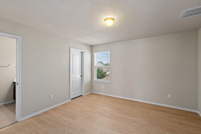 Building Photo - 119 Buescher Cove