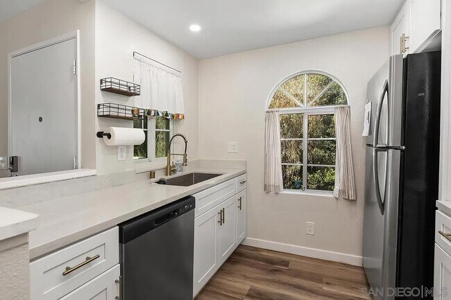 Building Photo - 767 Eastshore Terrace