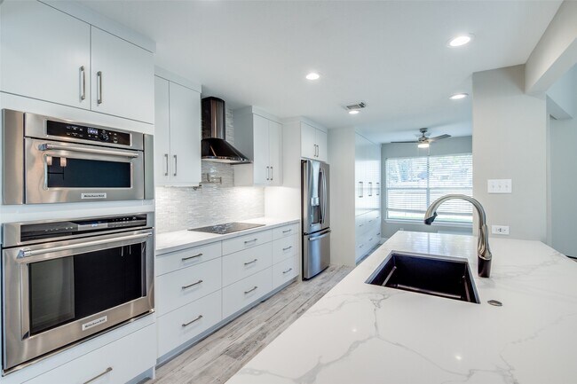Building Photo - 3331 Hemingway Dr