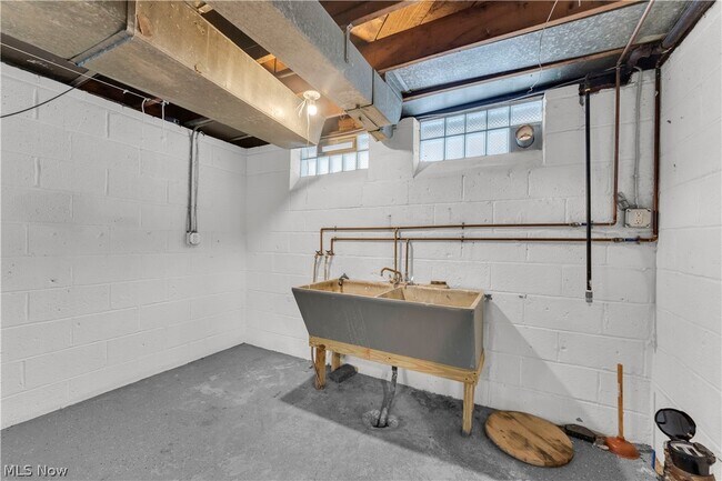 Building Photo - 8008 Pelham Dr