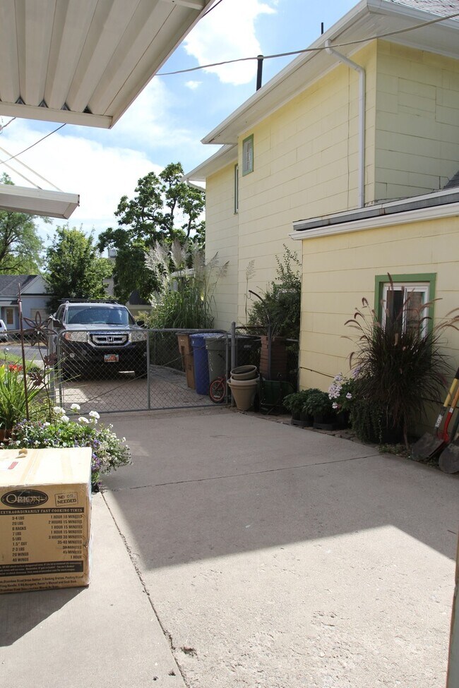 Building Photo - Beautiful Large Home in the Avenues