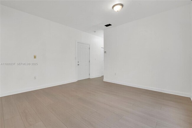 Building Photo - 963 SW 6th St