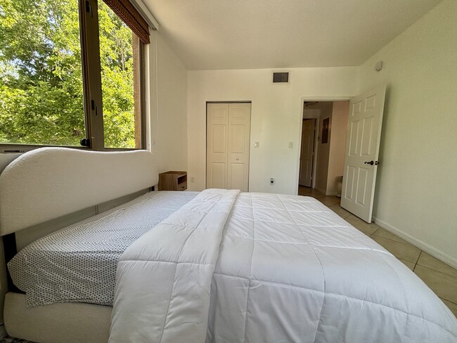 Building Photo - 2630 SW 28th St