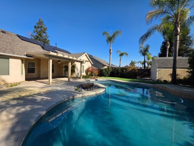 Building Photo - 3 Bedroom 2 Bathroom with Pool in NW Visalia!
