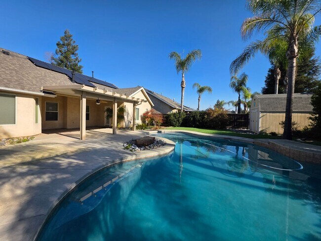Building Photo - *Wait list full- Currently not accepting applications* 3 Bedroom 2 Bathroom with Pool in NW Visalia!