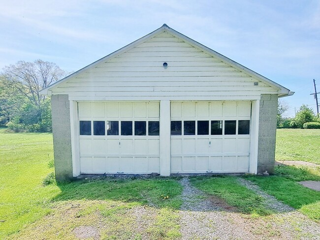Building Photo - 3 Bed / 1-1/2 Bath Single Family w/2 Car G...