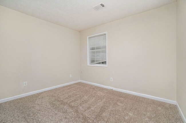 Building Photo - 3 Bedroom 2 Bath in Stone Mountain