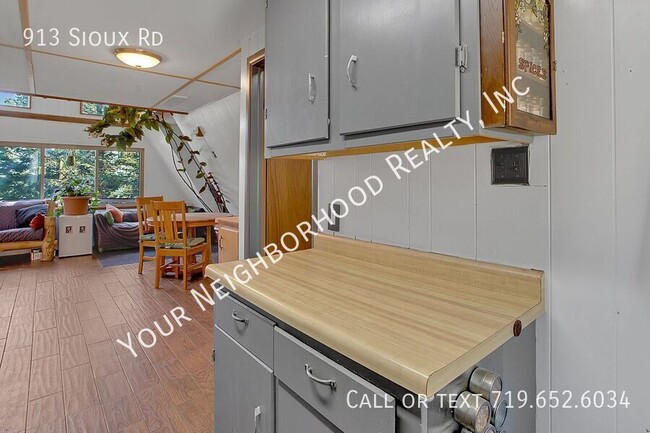 Building Photo - 913 Sioux Rd