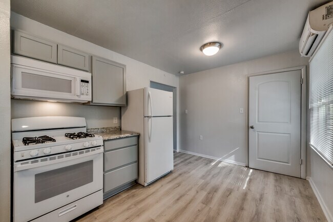 Building Photo - 307 W 4th St