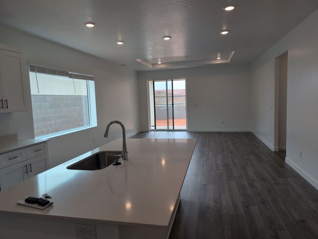 Building Photo - Beautiful 3-Bed Townhome with Amazing Amen...
