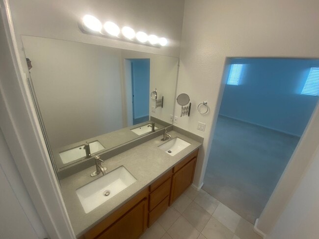Building Photo - Beautiful & Spacious 3 Bedroom, 2.5 Bathroom Hayward Home – Prime Residential Location W Laundry,...