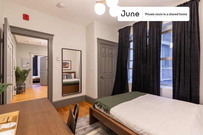 Building Photo - Private bedroom in 3 bed/1 bath Home