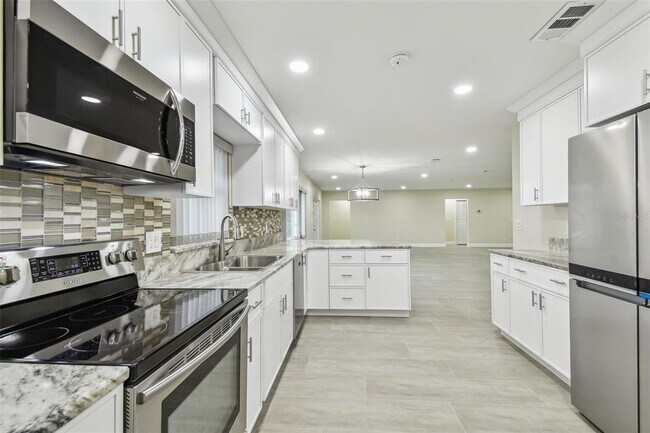 Building Photo - 3938 Versailles Dr