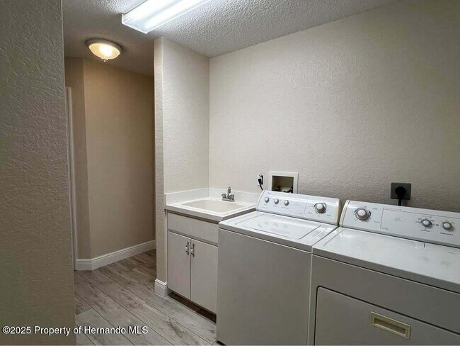 Building Photo - 9448 Tooke Shore Dr