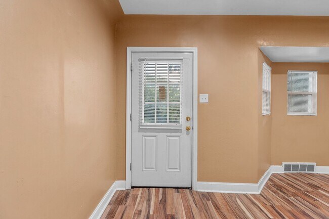 Building Photo - Newly Renovated 4-Bedroom Home | Riverview...