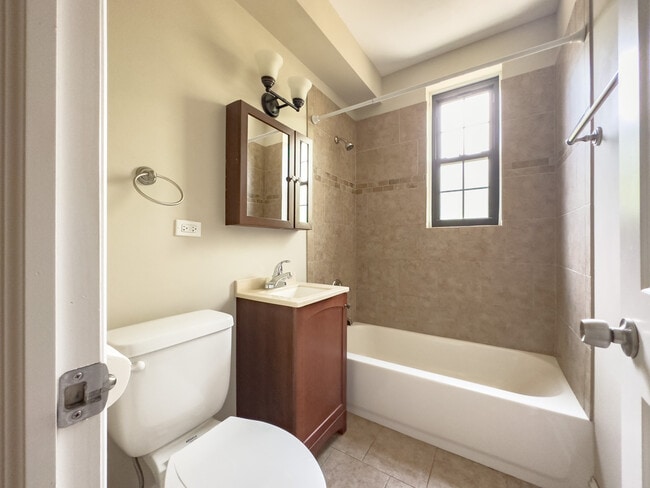 Building Photo - 899 Green Bay Rd