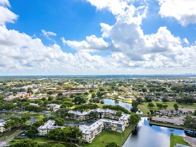 Building Photo - 9080 Lime Bay Blvd