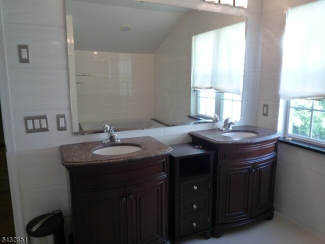 Building Photo - 9 Harrogate Cir